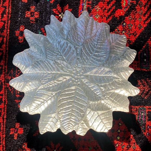 [akcam] NWT Set of Four 8” Plates - Silver Glitter Poinsettia Design - Picture 5 of 11